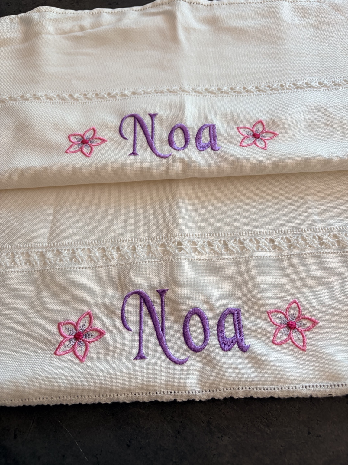 Bordado personalizado con nombre Noa y flores