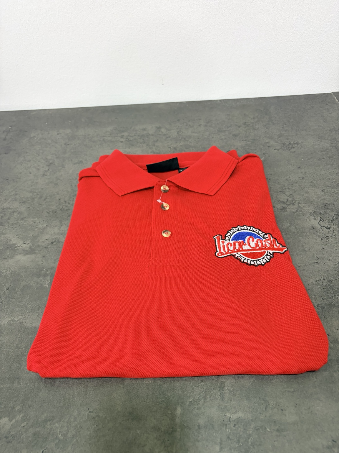 Polo rojo con bordado personalizado